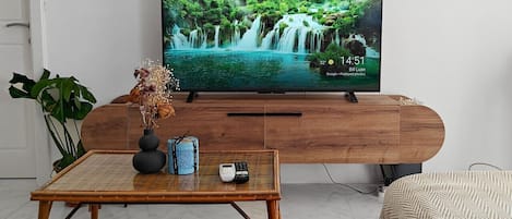 Desk, iron/ironing board, WiFi, bed sheets