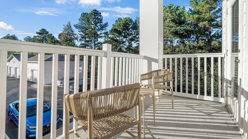 Landing | Stunning 2BD, Pool, Gym