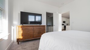 2 bedrooms, desk, iron/ironing board, WiFi