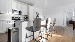 Refrigerador y comedor 