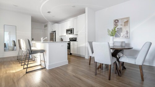 Landing | Beautiful 2BD, Gym, Pool