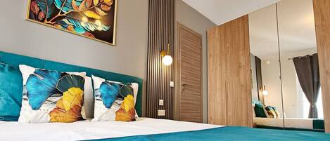 Tabla de planchar con plancha, wifi y ropa de cama