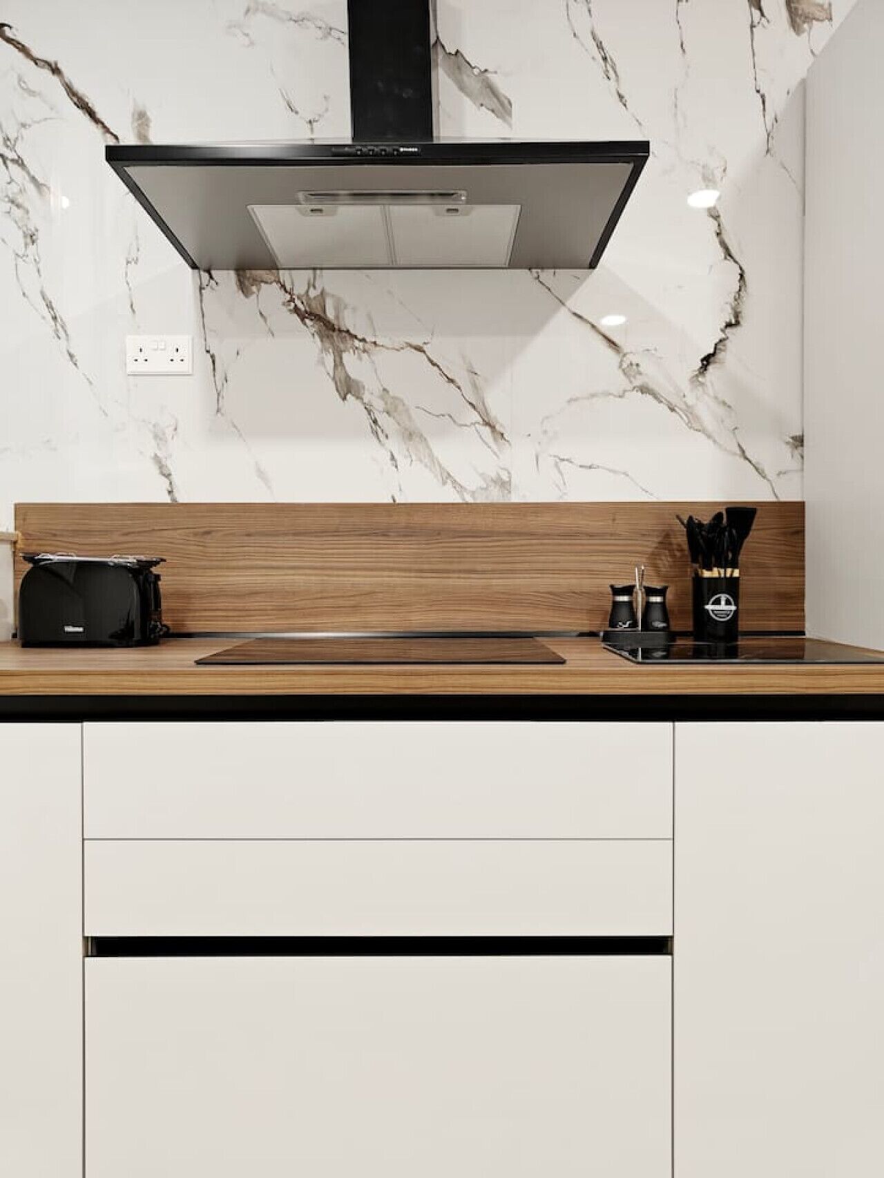 Een koelkast, een magnetron, een oven, een kookplaat