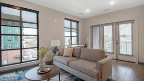 Smart TV - Landing | Stylish 1BD, Pool, Gym (Memphis)