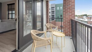 Property grounds - Landing | Stylish 1BD, Pool, Gym (Memphis)