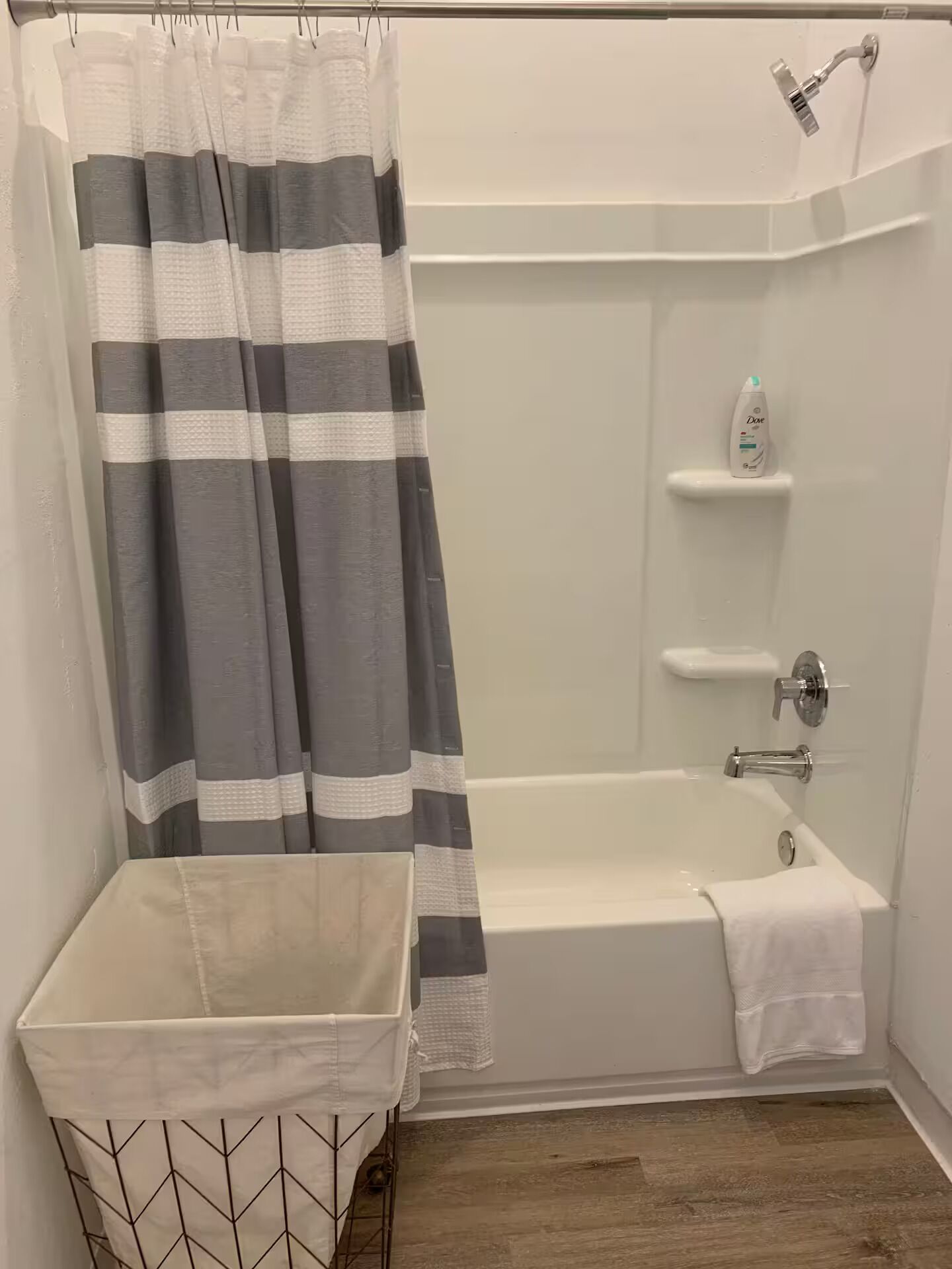 Sèche-cheveux, serviettes fournies, savon, papier toilette