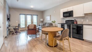 Een modern appartement met een eethoek, keuken en woonruimte.