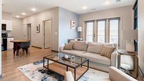 Smart TV - Landing | Spectacular 1BD, Rooftop Lounge, Pool (Memphis)