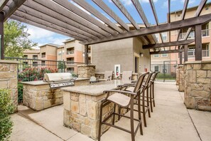 Outdoor dining - Landing | Chic 1BD, Pool, Gym (Grand Prairie)