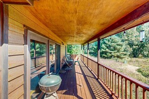 Terrace/patio - Peaceful lakeside retreat with prairie views, fire pit, grill, kayaks & canoe (Oxford)