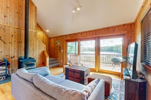 TV - Peaceful lakeside retreat with prairie views, fire pit, grill, kayaks & canoe (Oxford)