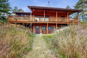 Exterior - Peaceful lakeside retreat with prairie views, fire pit, grill, kayaks & canoe (Oxford)