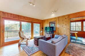 TV - Peaceful lakeside retreat with prairie views, fire pit, grill, kayaks & canoe (Oxford)