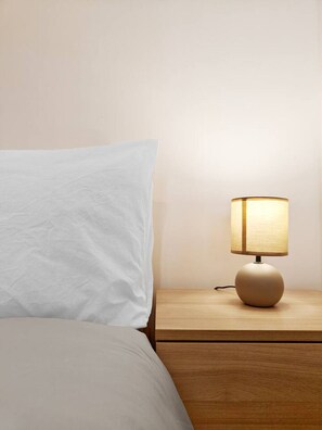 Tabla de planchar con plancha, wifi, ropa de cama