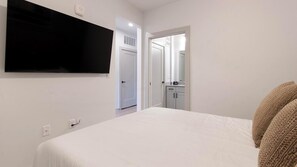 Escritorio, tabla de planchar con plancha, wifi y ropa de cama 
