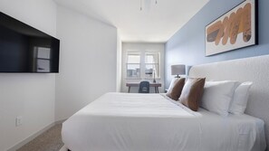 Escritorio, tabla de planchar con plancha, wifi y ropa de cama 
