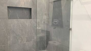 Chuveiro, produtos de toalete grátis, toalhas de banho