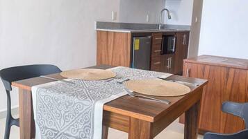 Espacio para trabajar con laptop y sistema de insonorización