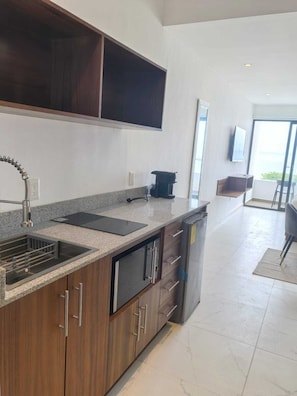 Superior Room, Balcony, City View | Private kitchen | Mini-fridge, microwave