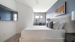 Een bureau, een strijkplank/strijkijzer, wifi, beddengoed