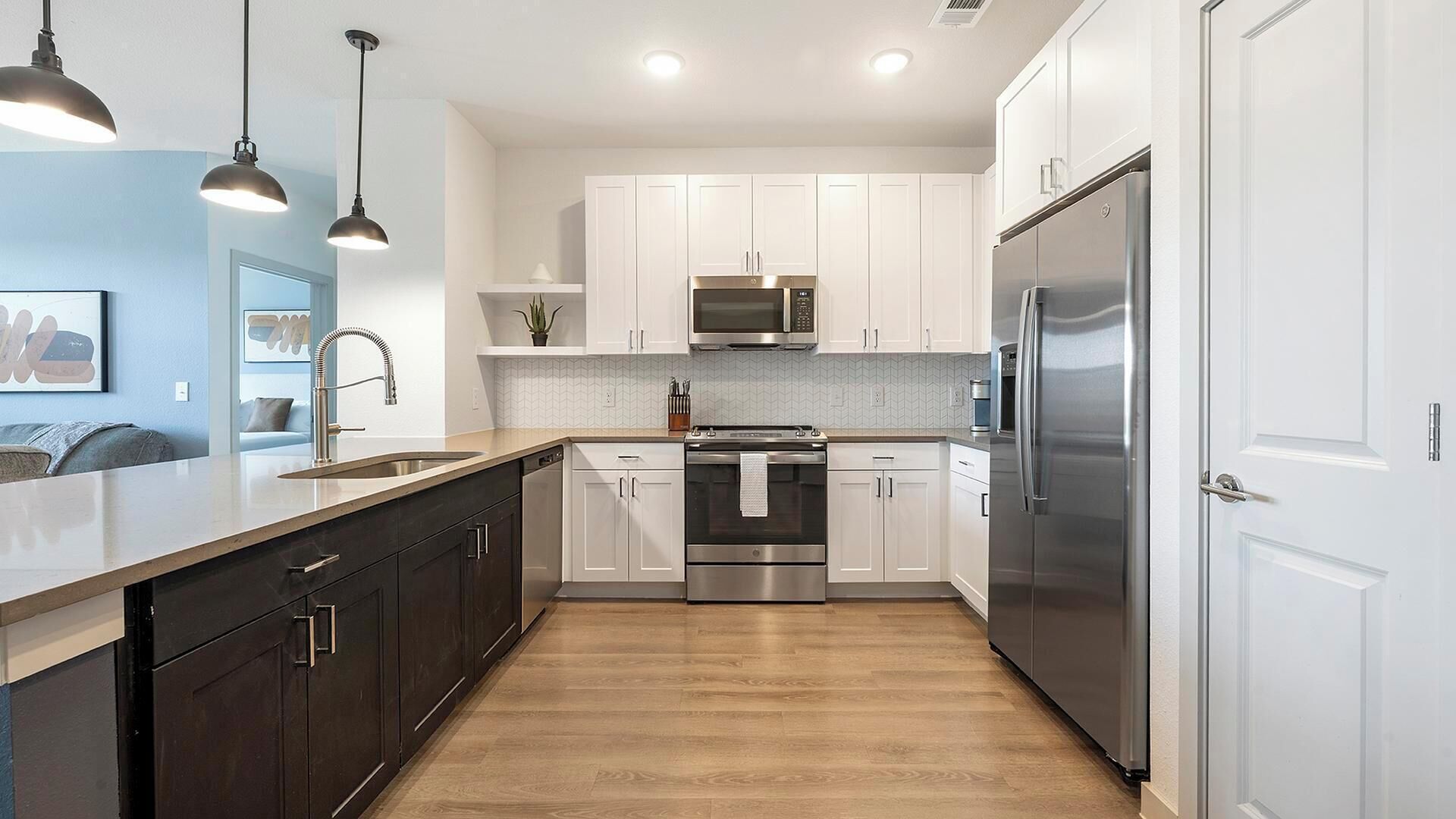 Réfrigérateur, tables à manger