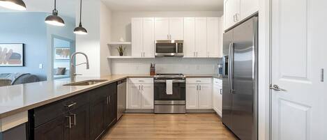 Réfrigérateur, tables à manger