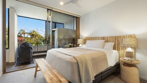 Escritorio, tabla de planchar con plancha, wifi y ropa de cama 