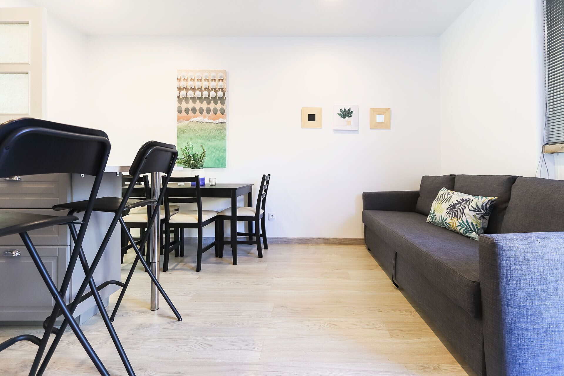 Um espaço de estar compacto com área de refeições, sofá e mesa de centro.