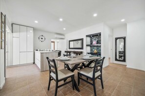 Dining - Private pool • 5 min drive to beach • BBQ (Noord)