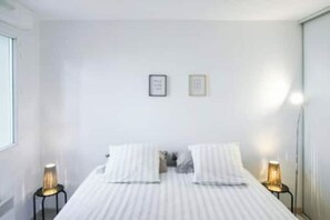 Tabla de planchar con plancha, wifi gratis, ropa de cama