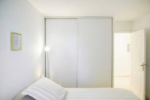 Tabla de planchar con plancha, wifi gratis y ropa de cama 