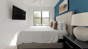 Desk, iron/ironing board, WiFi, bed sheets - Landing | Stunning 1BD, Gym, Pool (Austin)