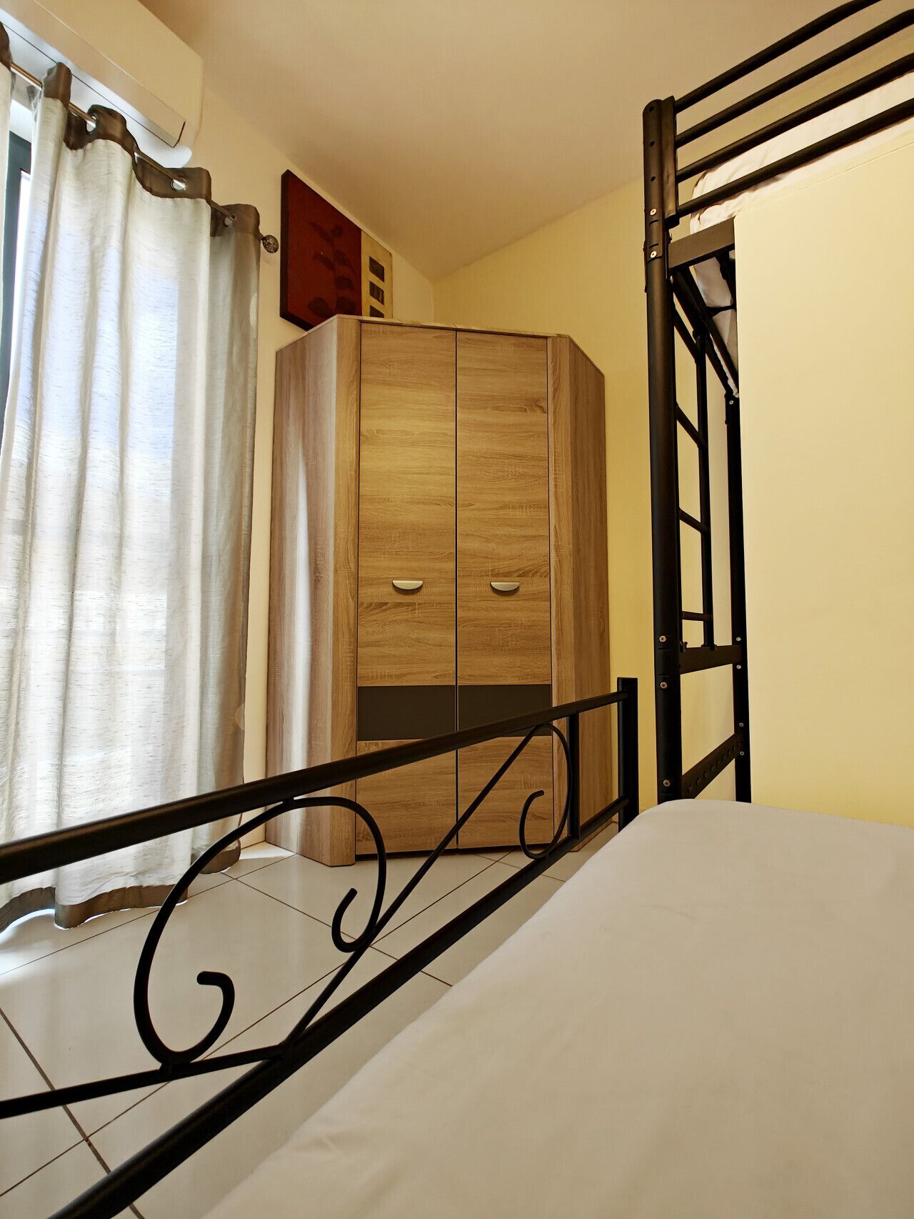 Tabla de planchar con plancha, wifi y ropa de cama 