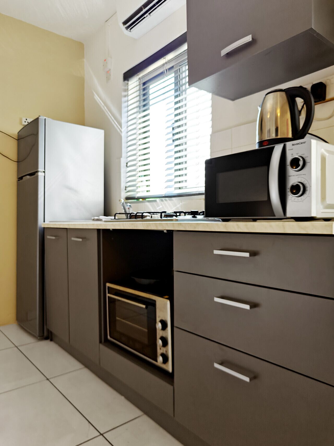 Réfrigérateur, micro-ondes, four, plaque de cuisson