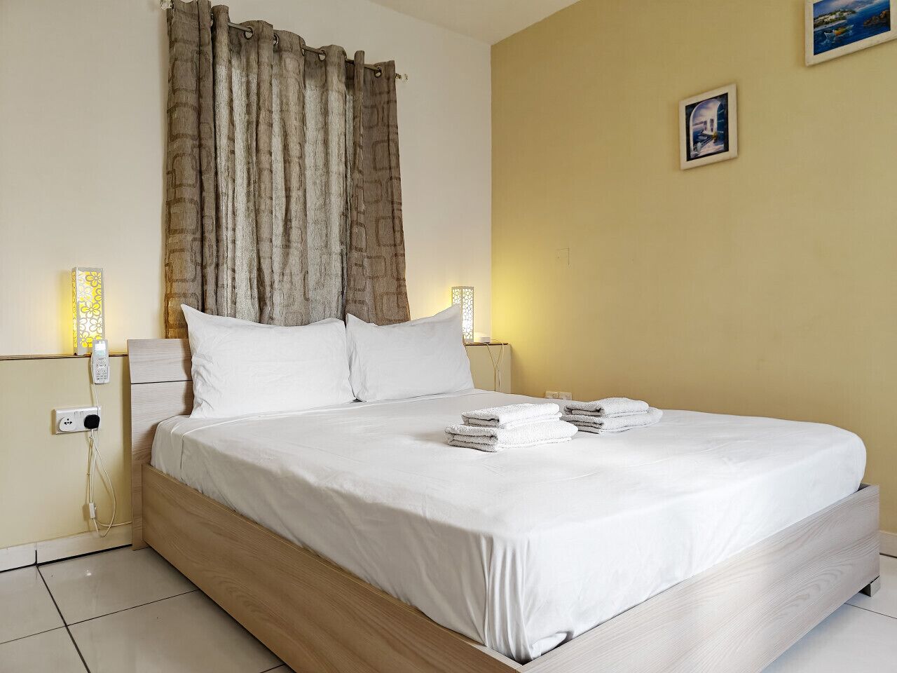 Tabla de planchar con plancha, wifi y ropa de cama 