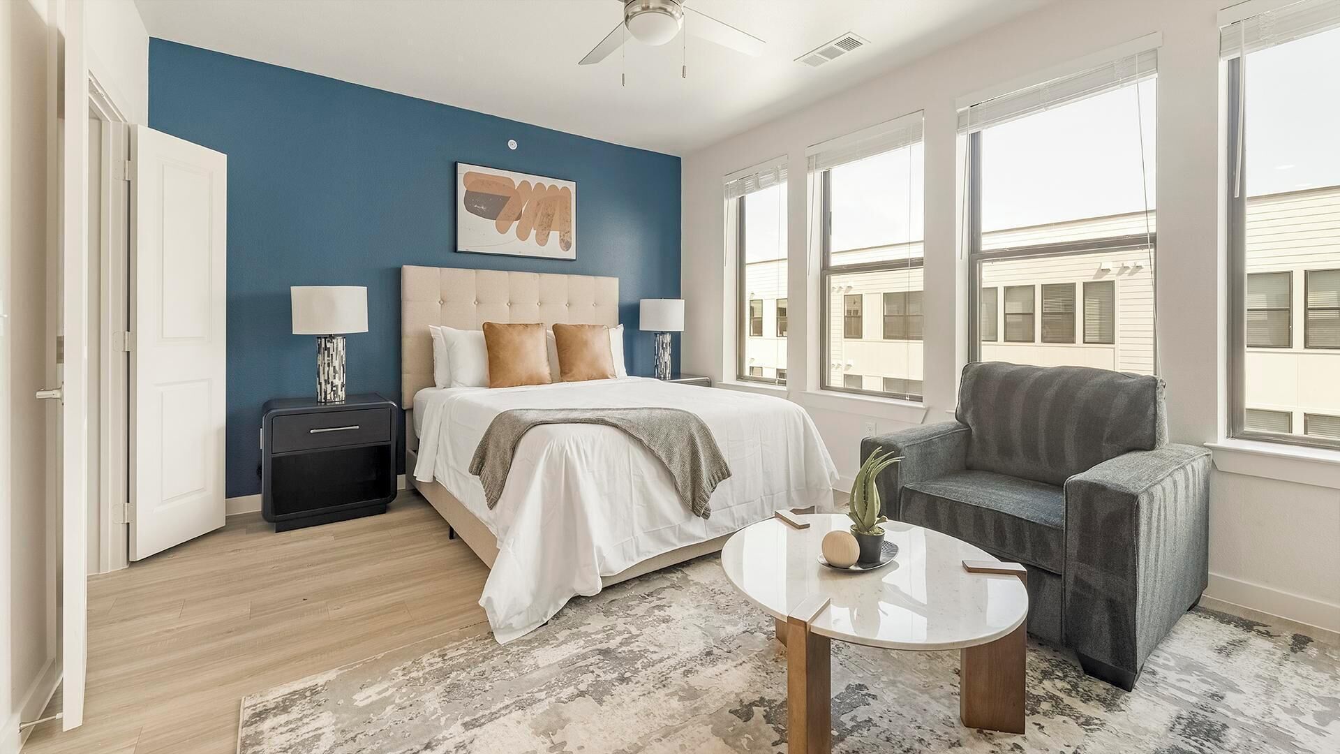 Skrivbord, strykjärn/strykbräda, wi-fi och sängkläder