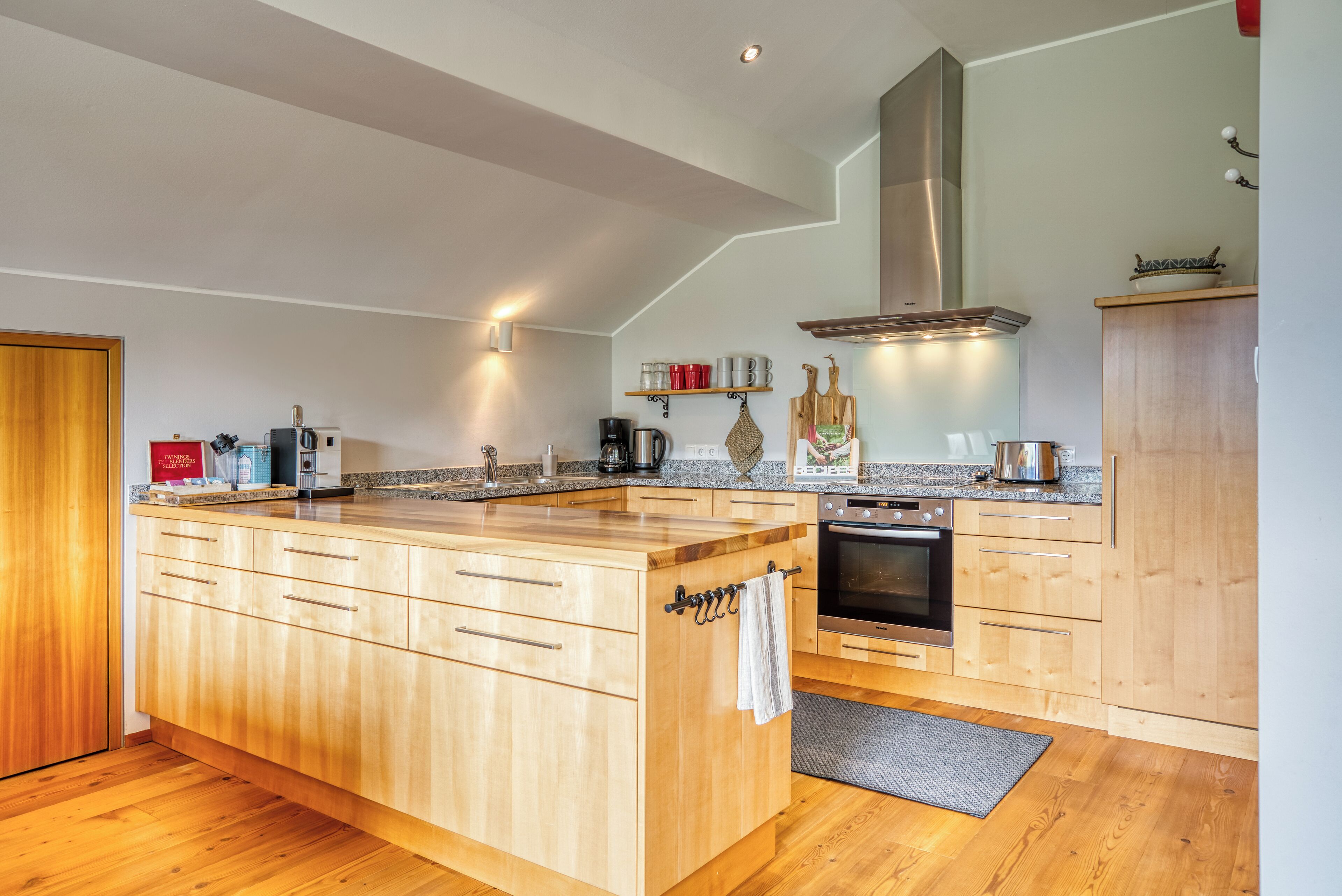 Kjøleskap, ovn, kokeplater og oppvaskmaskin