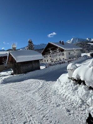 Property grounds - Your luxury vacation apartment in Niederthai is also ideal for families (Umhausen)