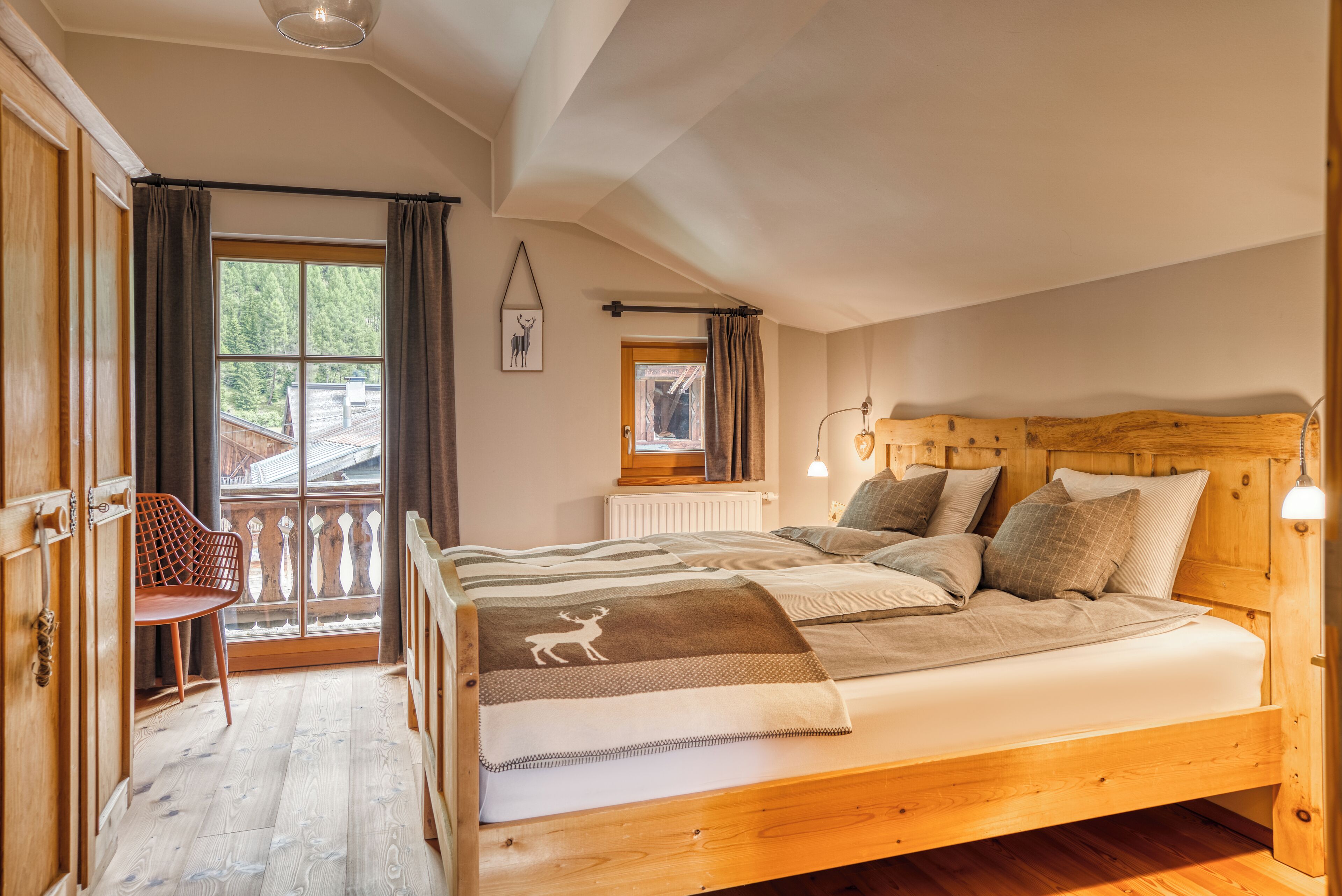 Cuna de viaje, wifi gratis, ropa de cama