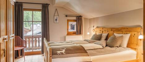 Cuna de viaje, wifi gratis, ropa de cama