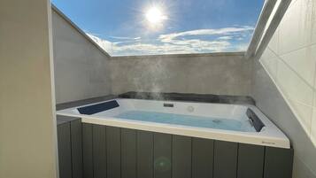 Deluxe Suite, Mountain View | Soundproofing, free WiFi