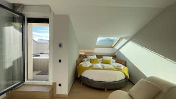 Deluxe Suite, Mountain View | Soundproofing, free WiFi