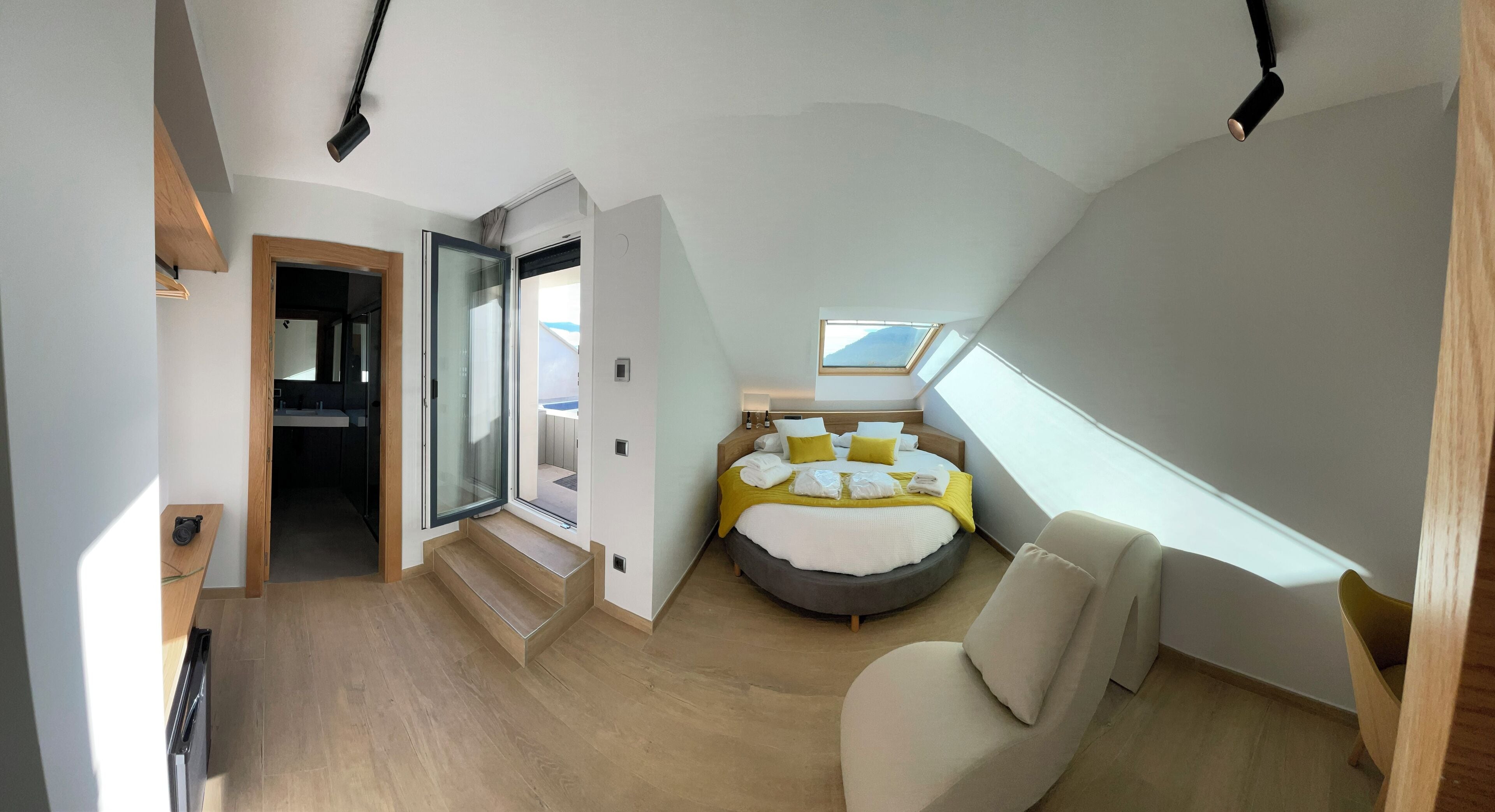 Soundproofing, free WiFi