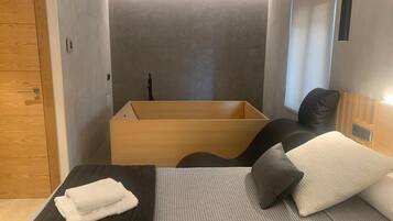 Superior Suite, Mountain View | Soundproofing, free WiFi