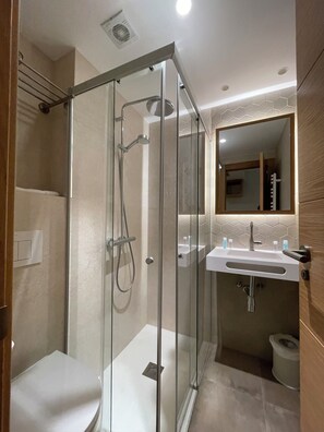 Hair dryer, towels, soap, shampoo - Hostal Ibaisek (Zudaire)