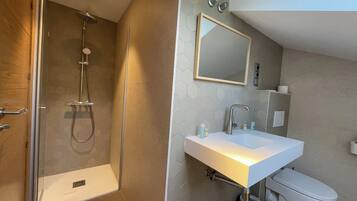 Tweepersoonskamer, uitzicht op bergen | Badkamer | Een haardroger, handdoeken, zeep, shampoo