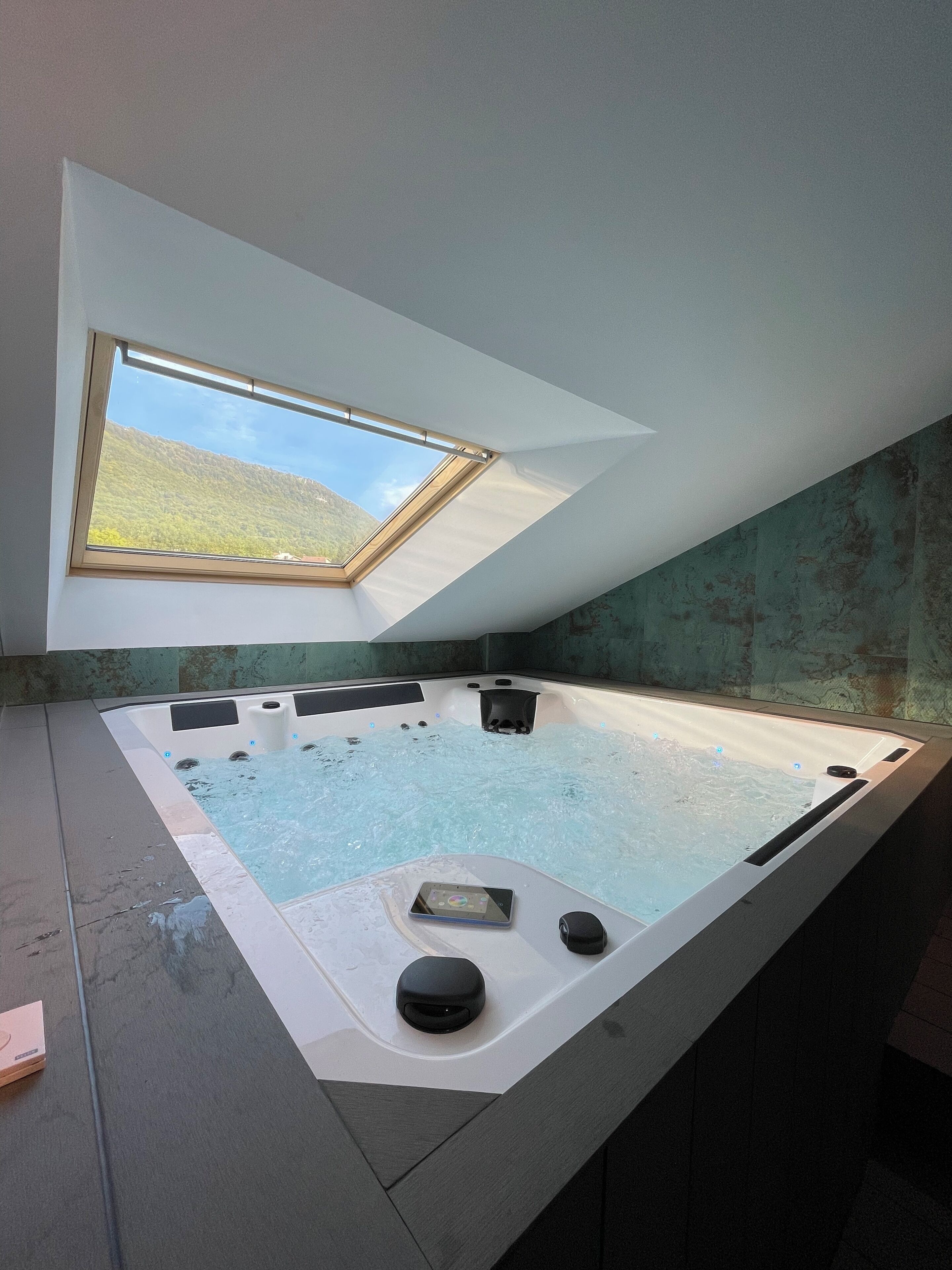 Deluxe Suite, Mountain View | Soundproofing, free WiFi