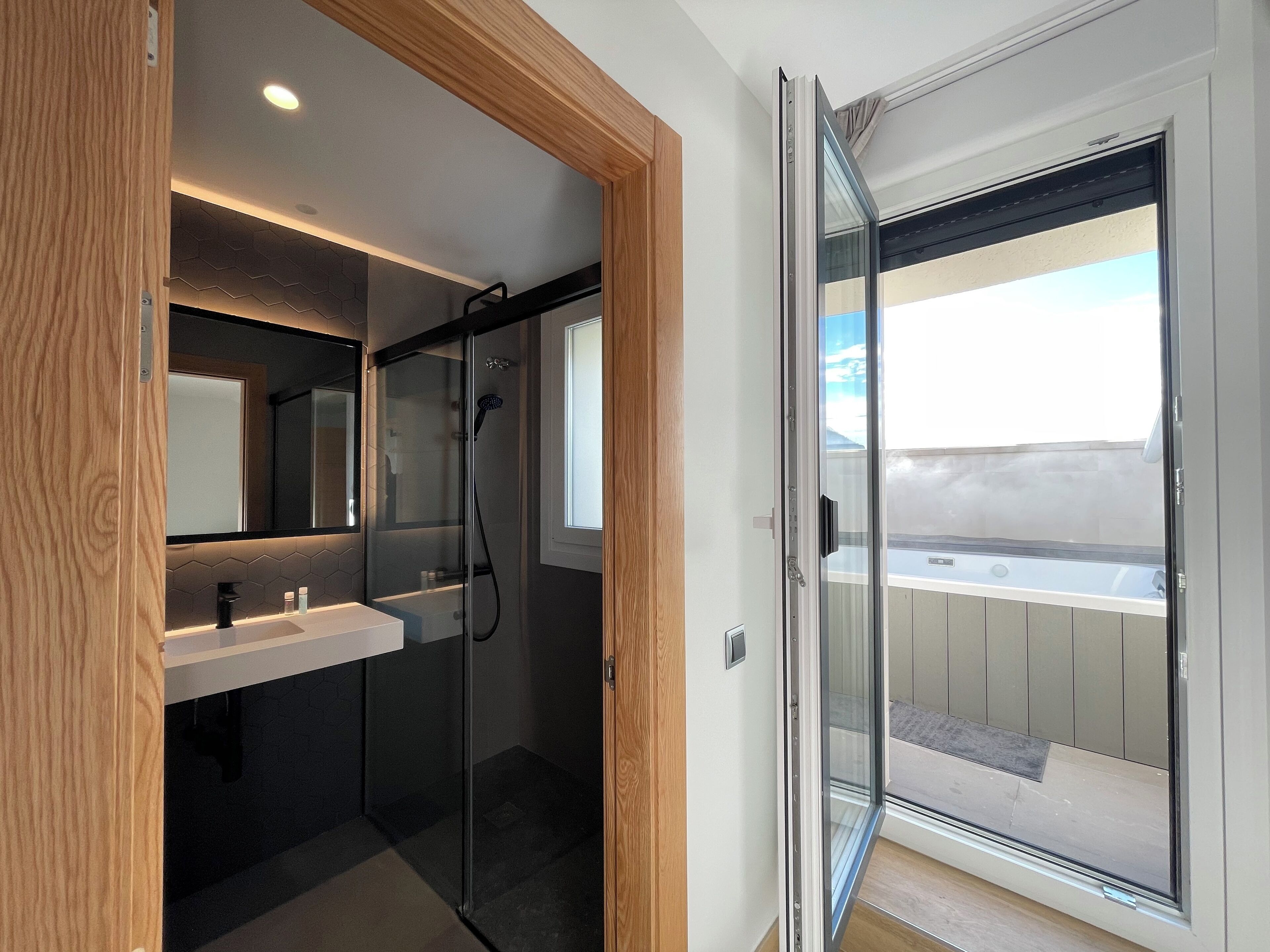 Deluxe suite, uitzicht op bergen | Geluiddichte muren, gratis wifi