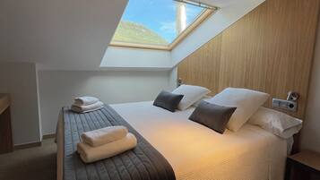 Tweepersoonskamer, uitzicht op bergen | Geluiddichte muren, gratis wifi