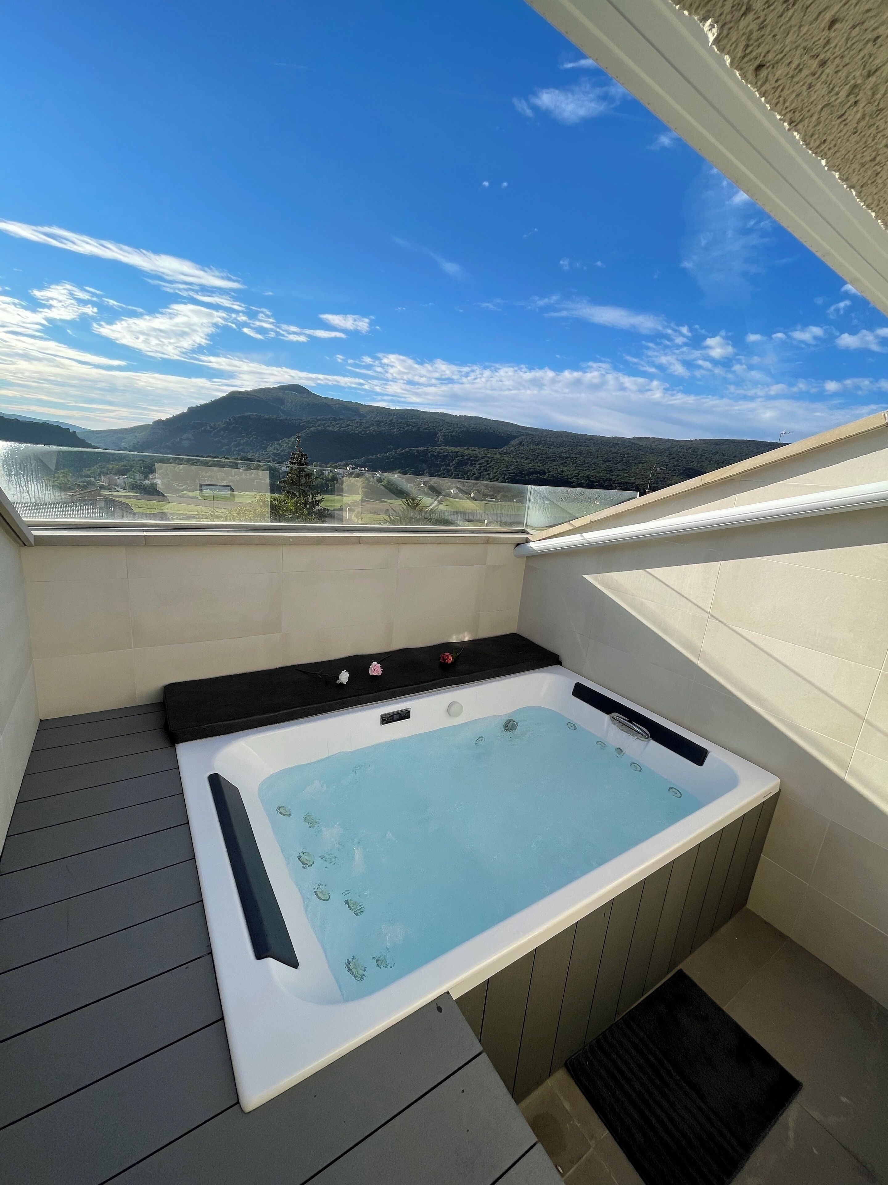 Deluxe suite, uitzicht op bergen | Geluiddichte muren, gratis wifi